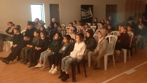 תמונה - הצגה לחנוכה - אפיקי נחל 289_12_24 (1).jpg